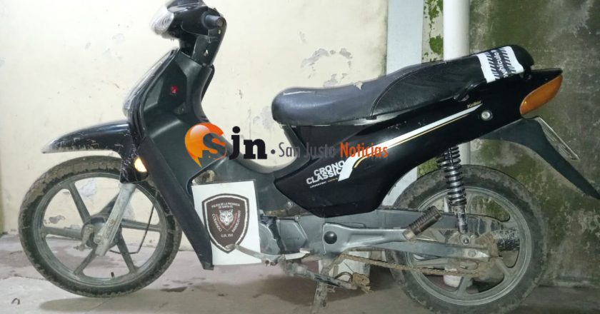 PERSONAL POLICIAL RETUVO UNA MOTOCICLETA