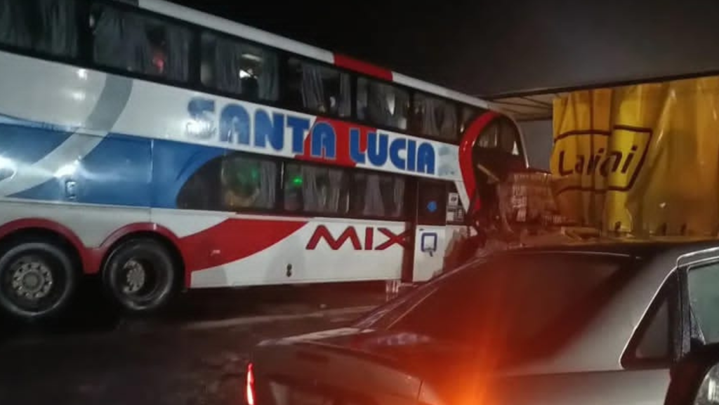 TRÁGICO ACCIDENTE EN RUTA 11: TRES FALLECIDOS TRAS CHOQUE ENTRE COLECTIVO Y CAMIÓN