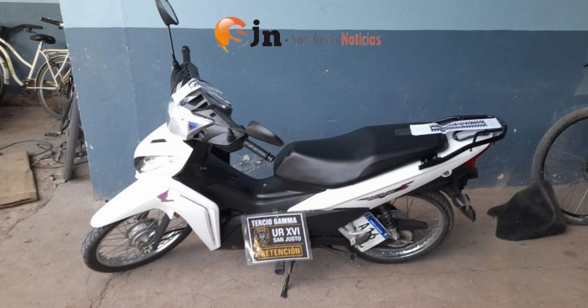 PERSONAL POLICIAL RETUVO UNA MOTOCICLETA