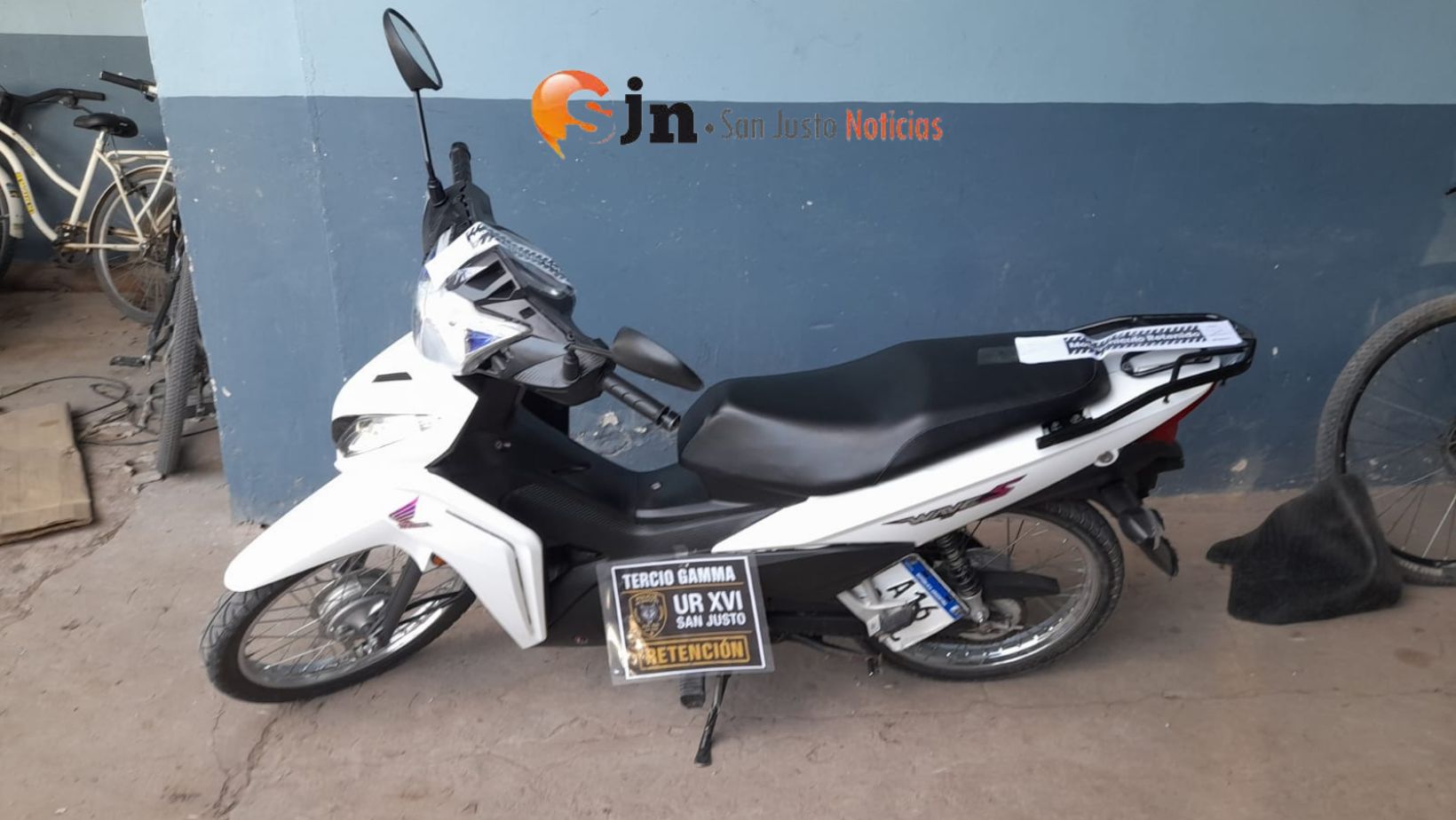 PERSONAL POLICIAL RETUVO UNA MOTOCICLETA