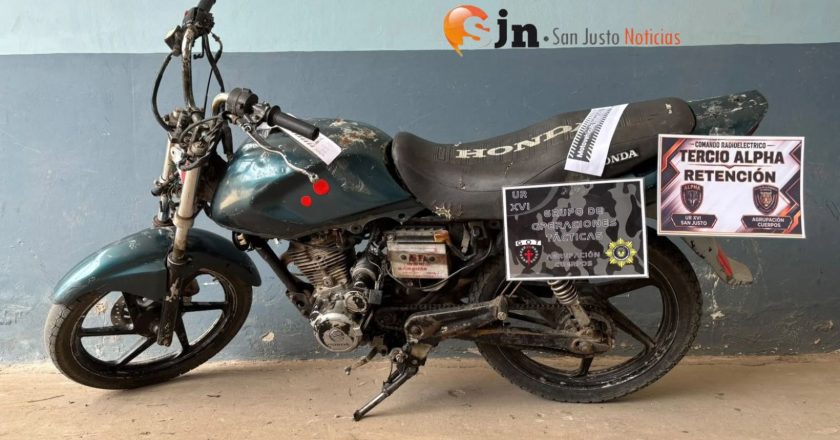 PERSONAL POLICIAL RETUVO UNA MOTOCICLETA